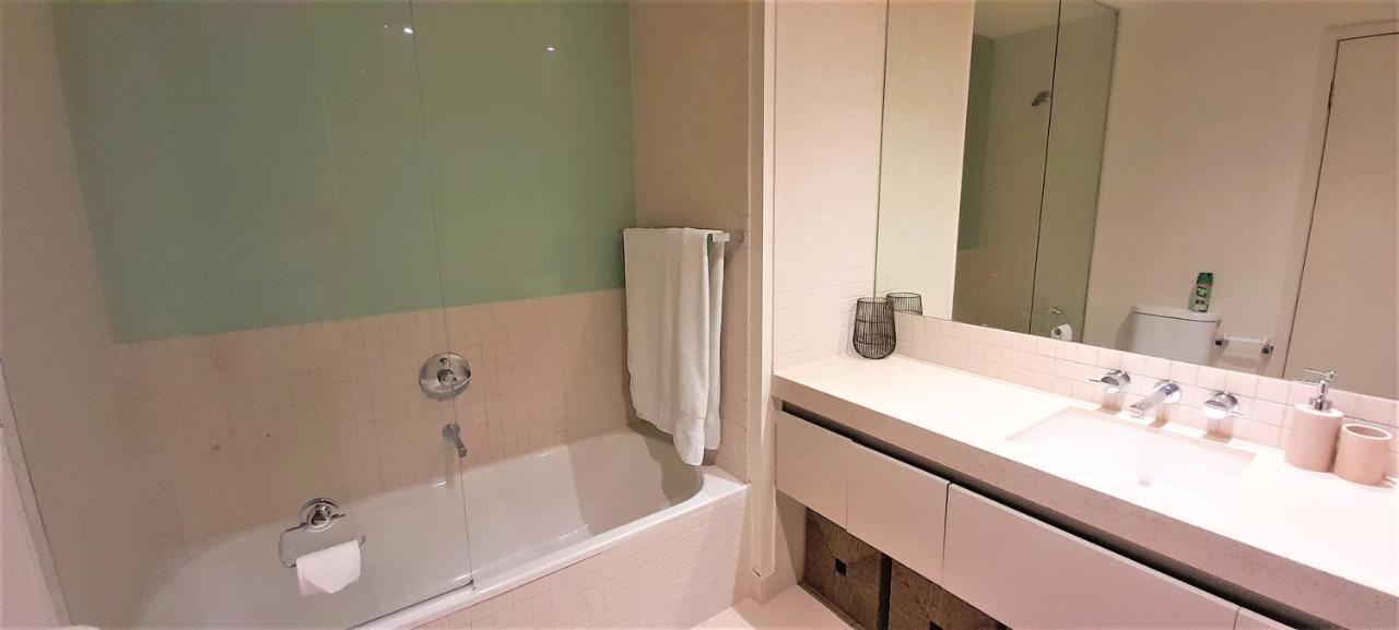 Beautiful Apartment 100Mts Near The Beach In Port Melbourne Eksteriør billede